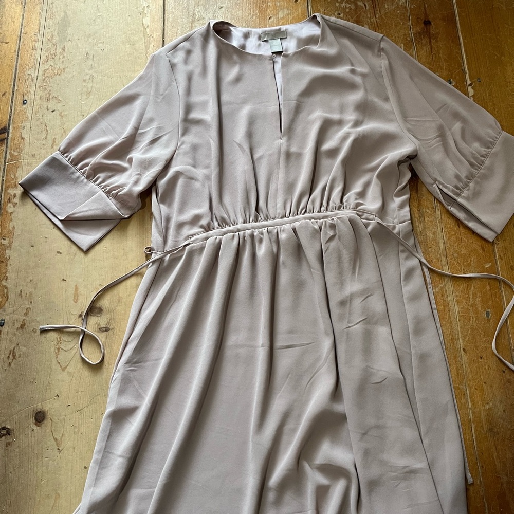 H&M Taupe Short Sleeve Dress
